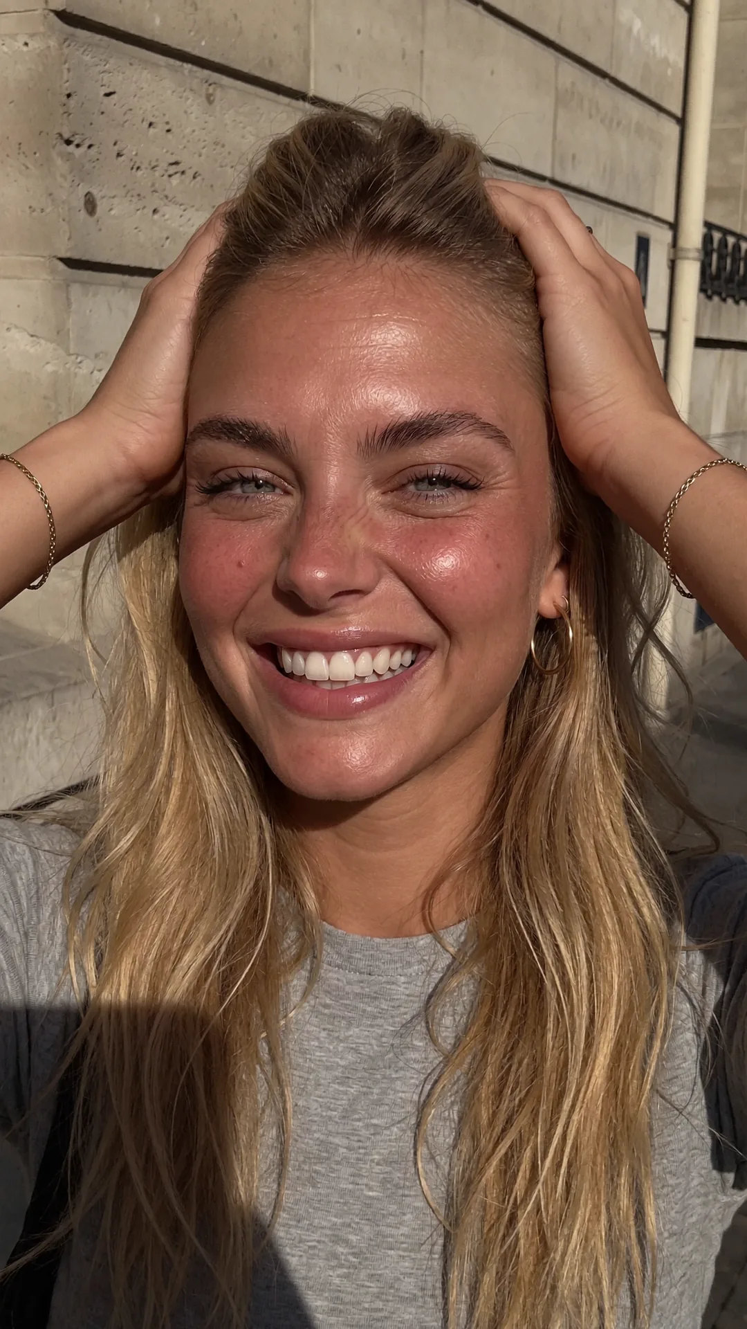 Manon, rire franc, les mains dans les cheveux