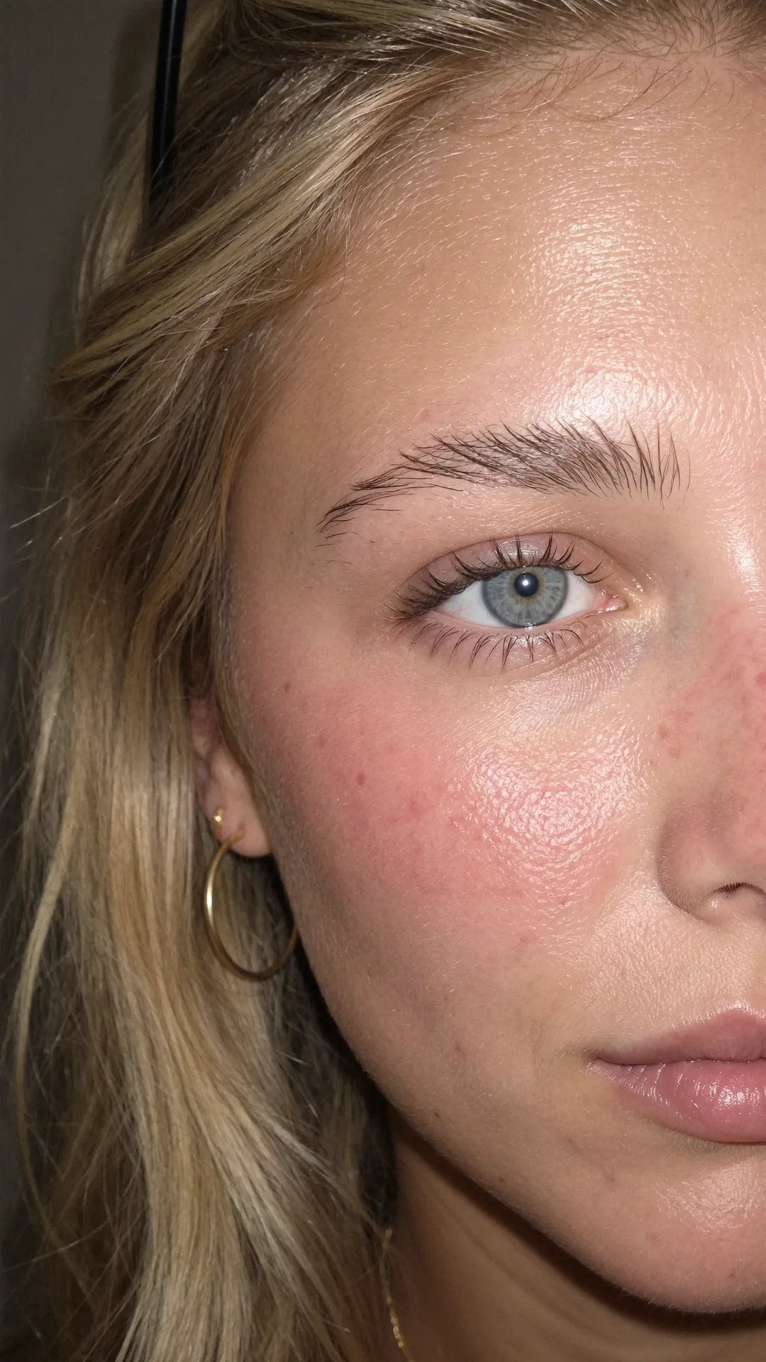 Manon, macro sur l'œil : pores, cils et iris