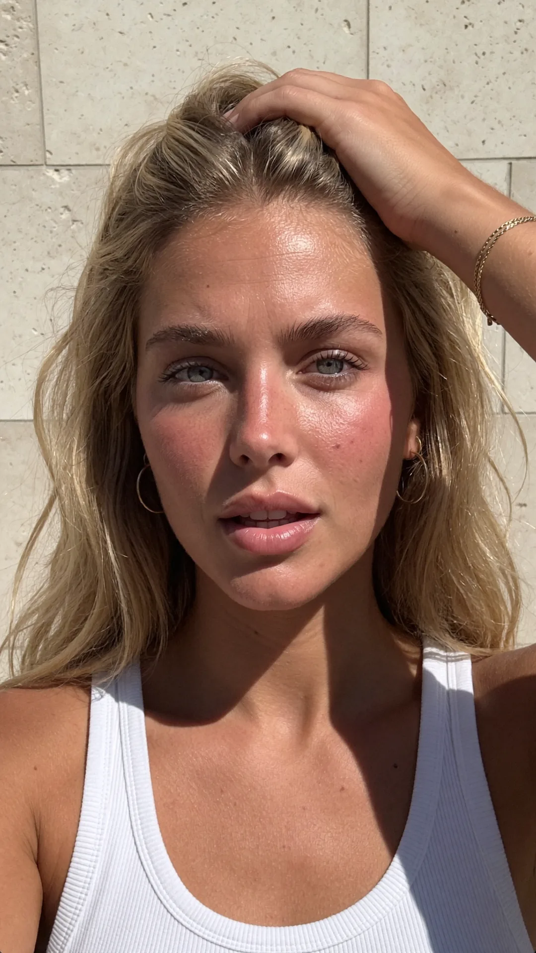 Manon, la main dans les cheveux, ombre franche sur le visage