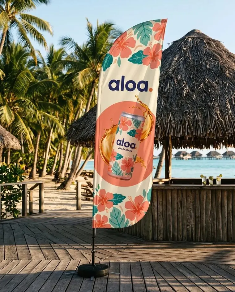 Oriflamme imprimée devant un bar de plage